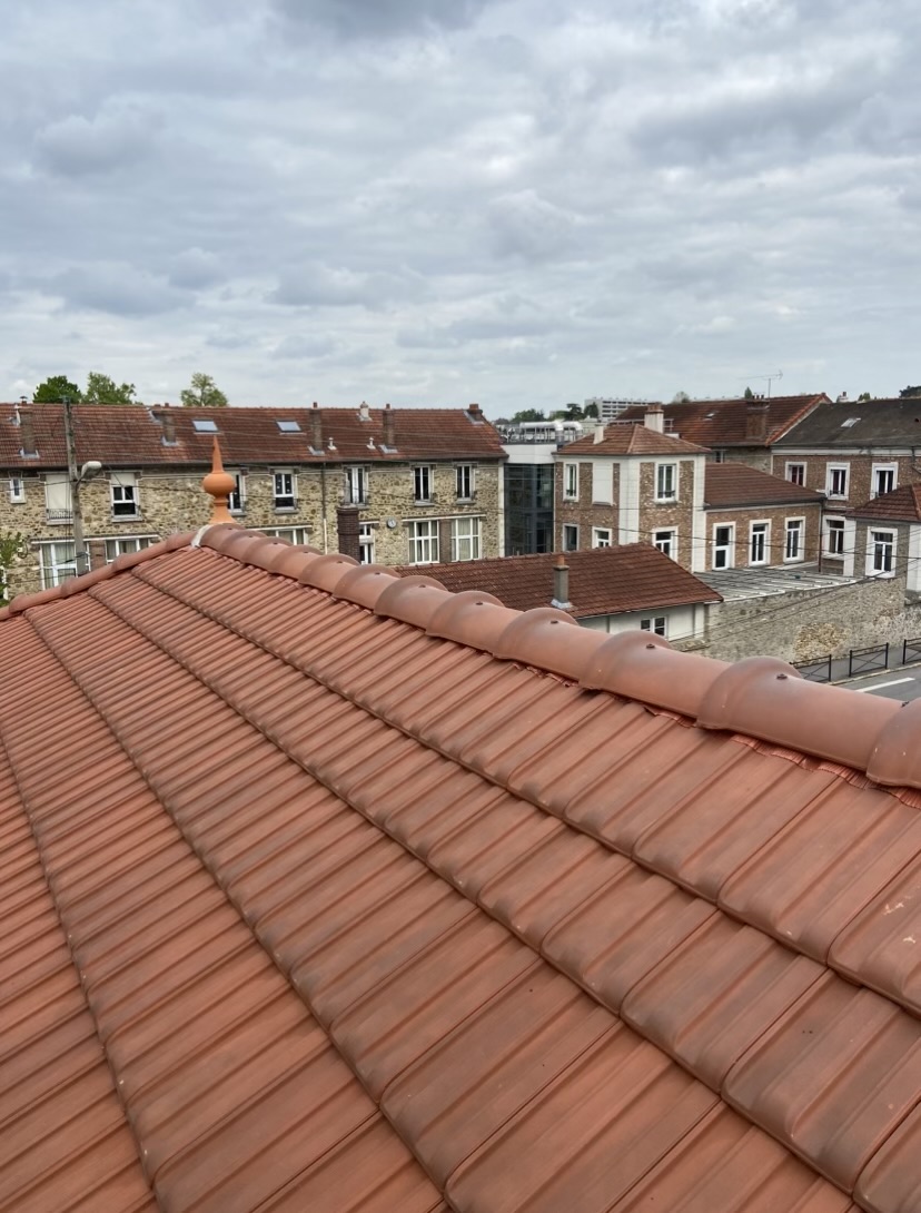 Vue en hauteur d'une toiture en cours de rénovation